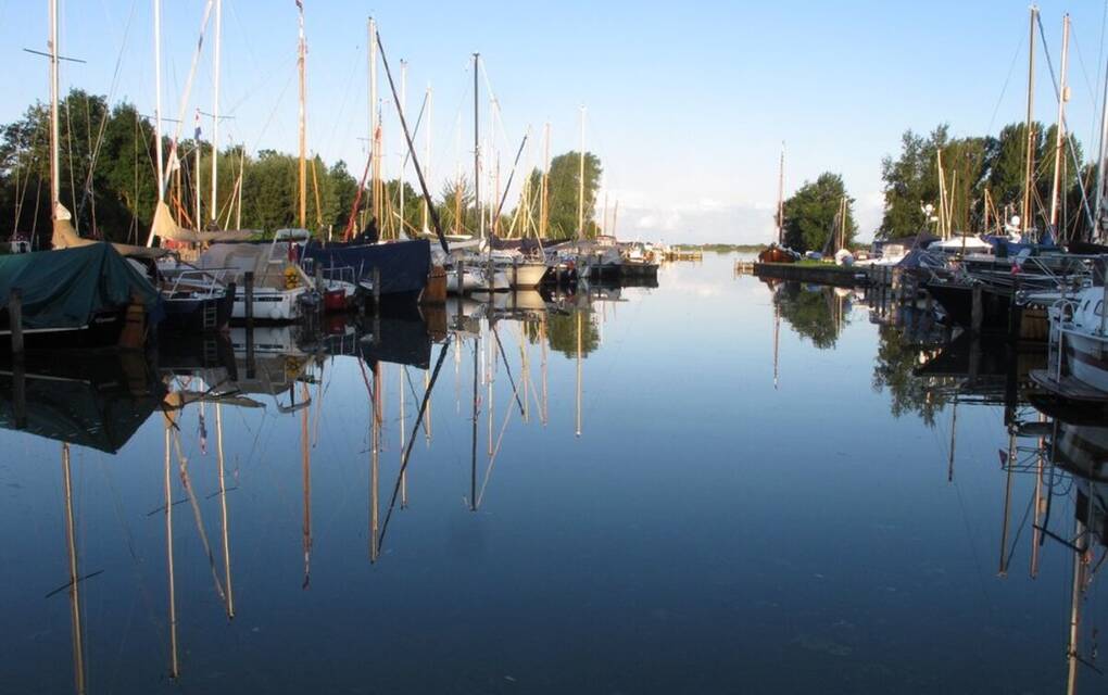 Kleine campings Nederland met een idyllische uitzicht op de haven. 