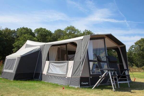 Op Camping Anna’s Hoeve staat een ingerichte vouwwagen klaar