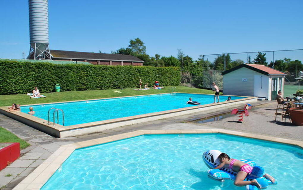 Het buitenbad op Camping De Rietkraag.