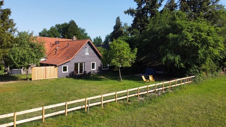 Fraaie Familieaccommodatie met Hottub aan Weiland